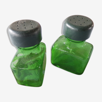 Pots en verre vert sel/poivre sur socle métal