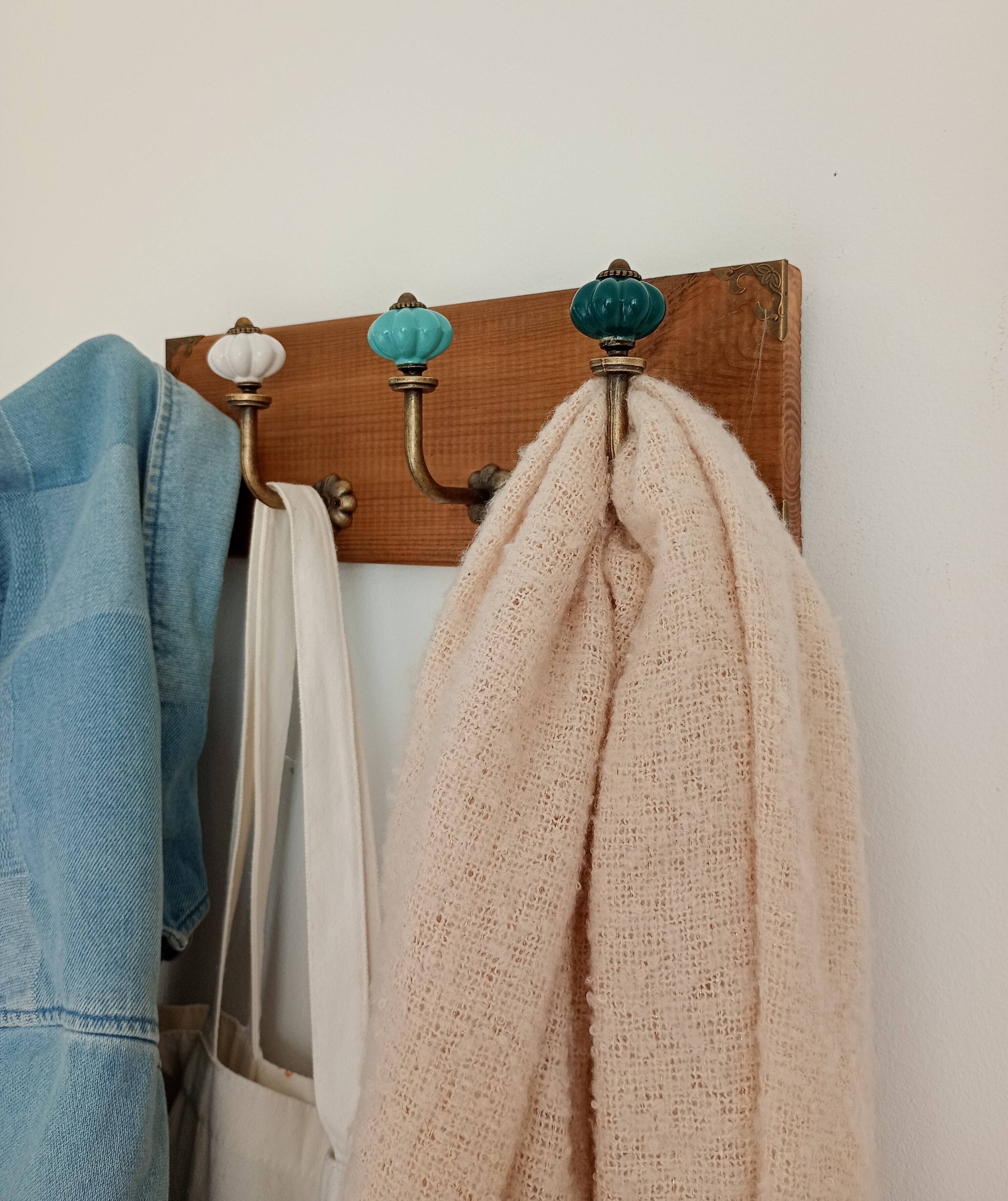 Porte-manteau mural STYLE vintage – patères métal et boutons turquoises