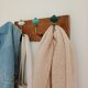 Porte-manteau mural STYLE vintage – patères métal et boutons turquoises