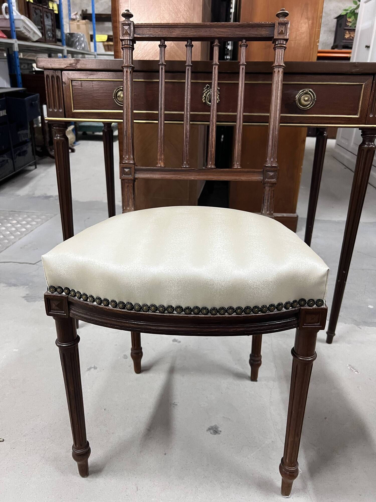 Flat desk and Louis XVI style chair in mahogany veneer (nineteenth century)