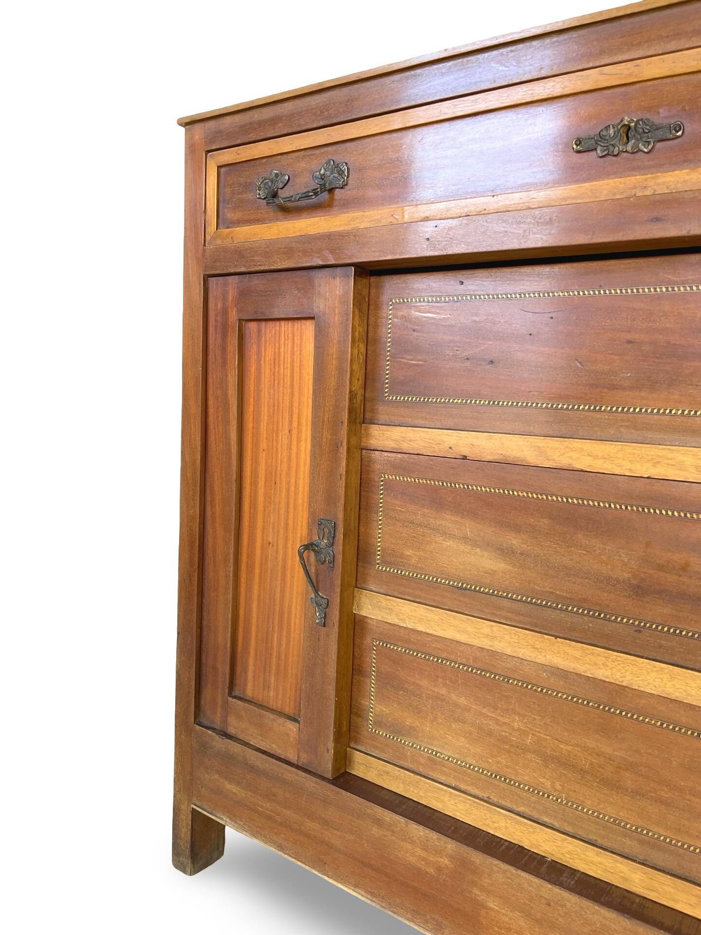 Commode de style Art Déco en bois de cerisier et noyer.