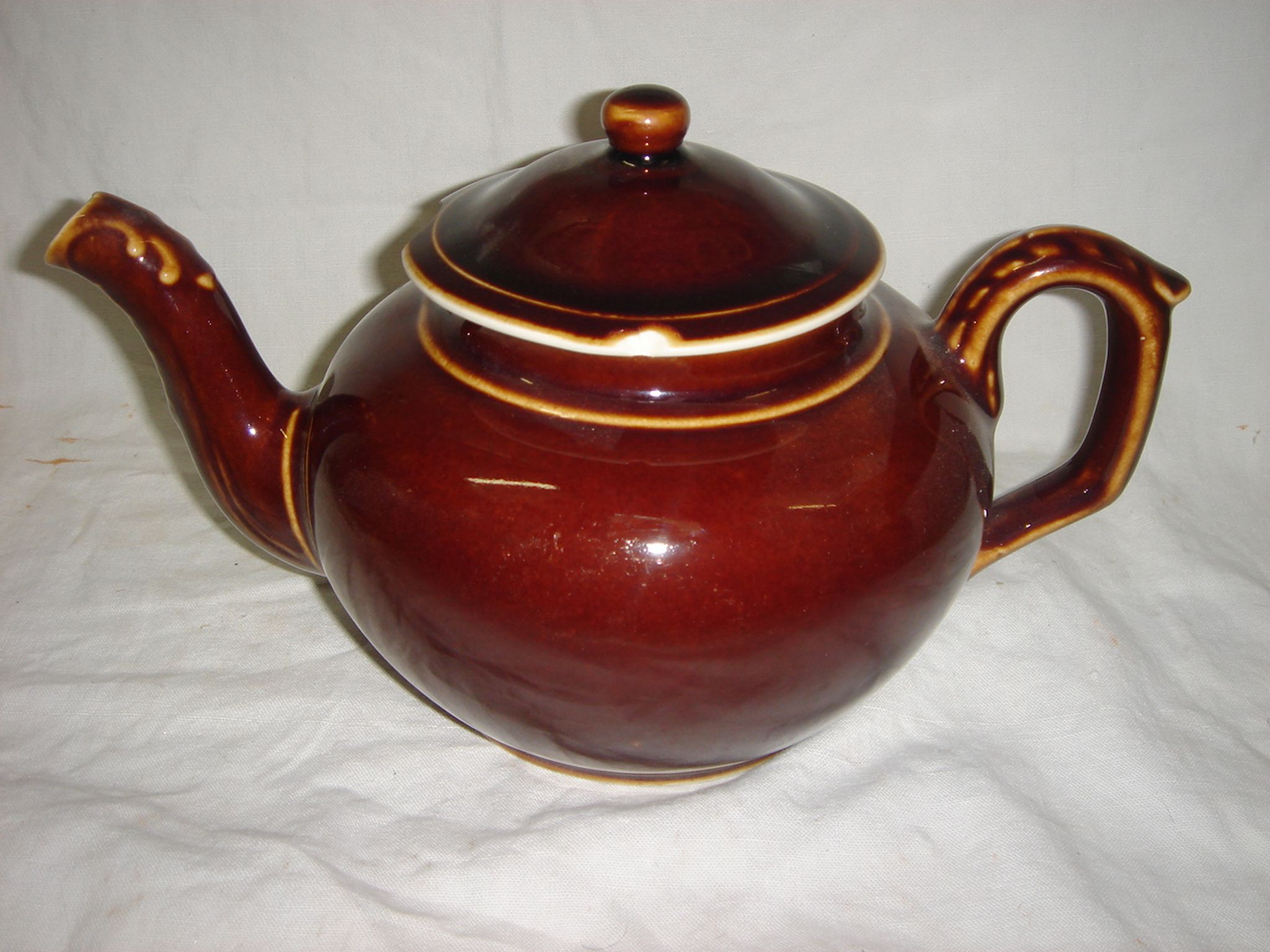 Théière en céramique marron de 1940