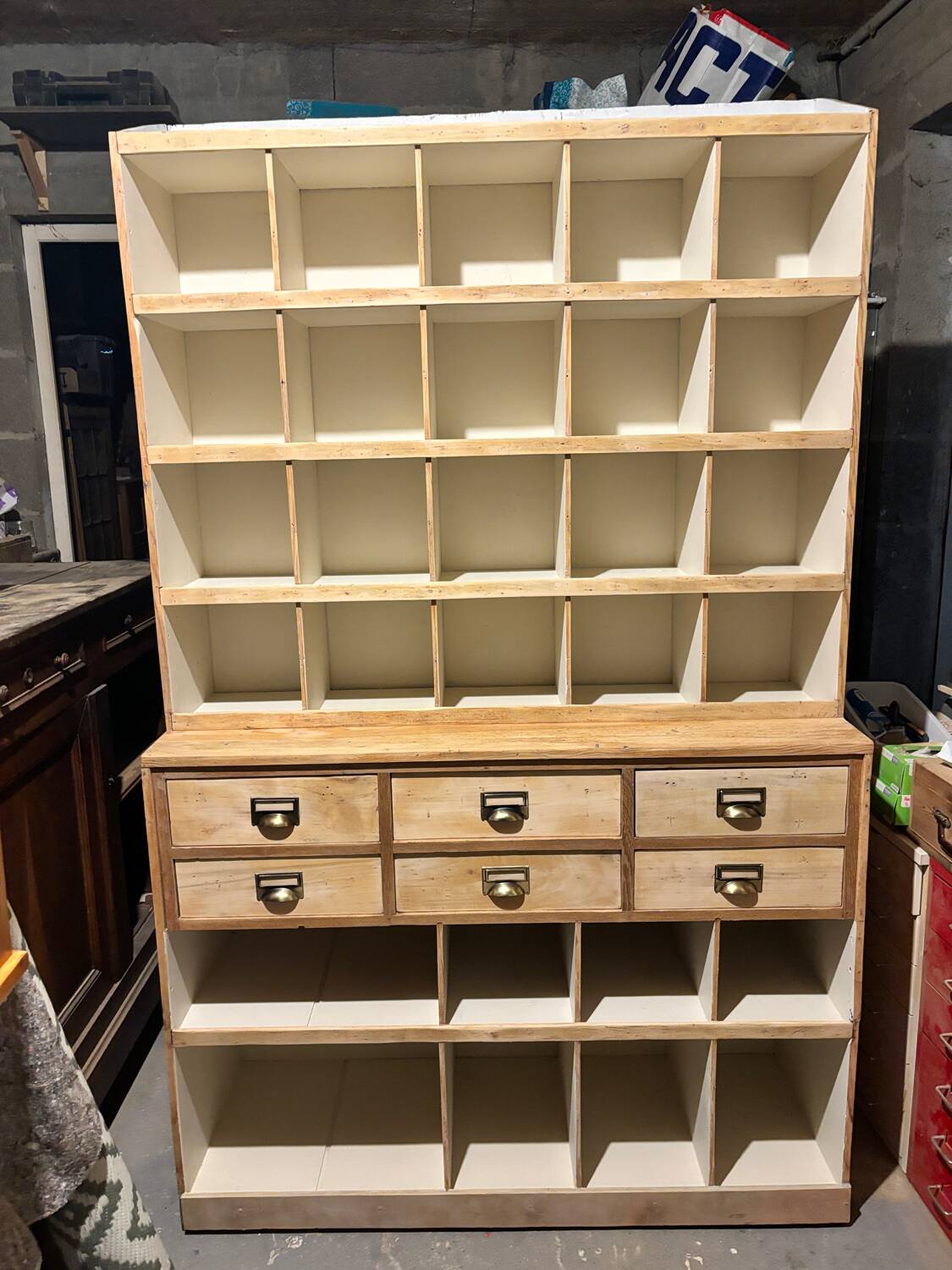 Trade furniture with lockers
