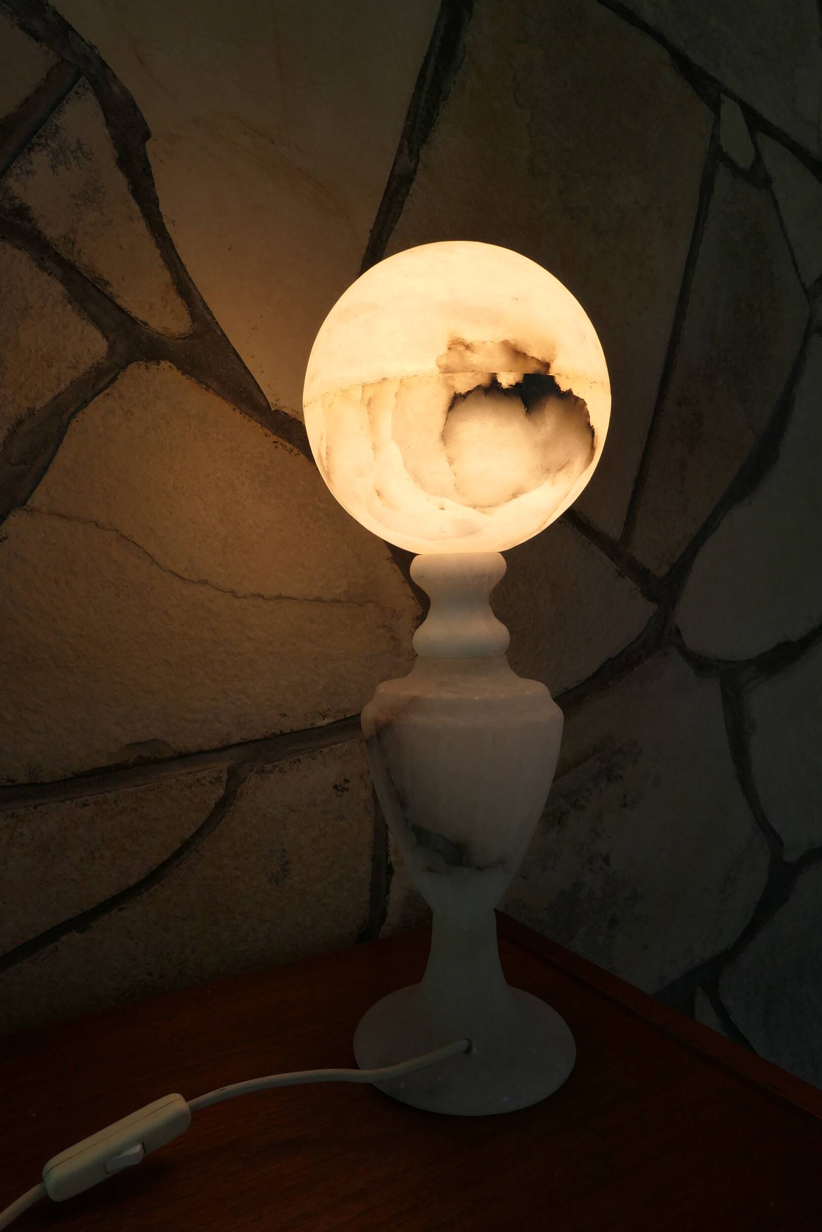 lampe à poser en albatre avec globe en albatre Italie 1950-60