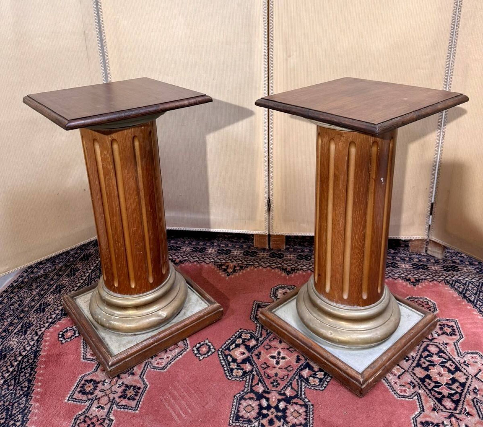 Pair of antique-style columns in solid wood and gilding.