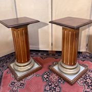 Pair of antique-style columns in solid wood and gilding.