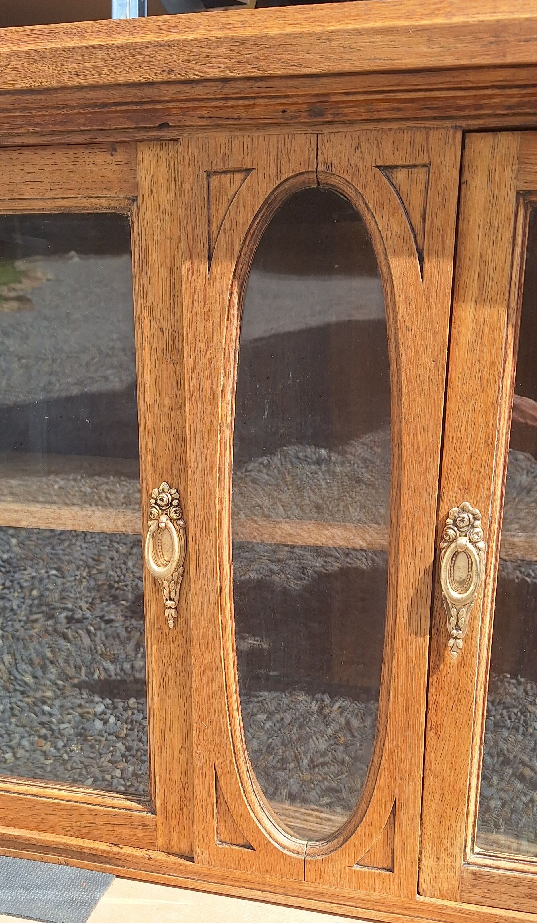 Low display cabinet