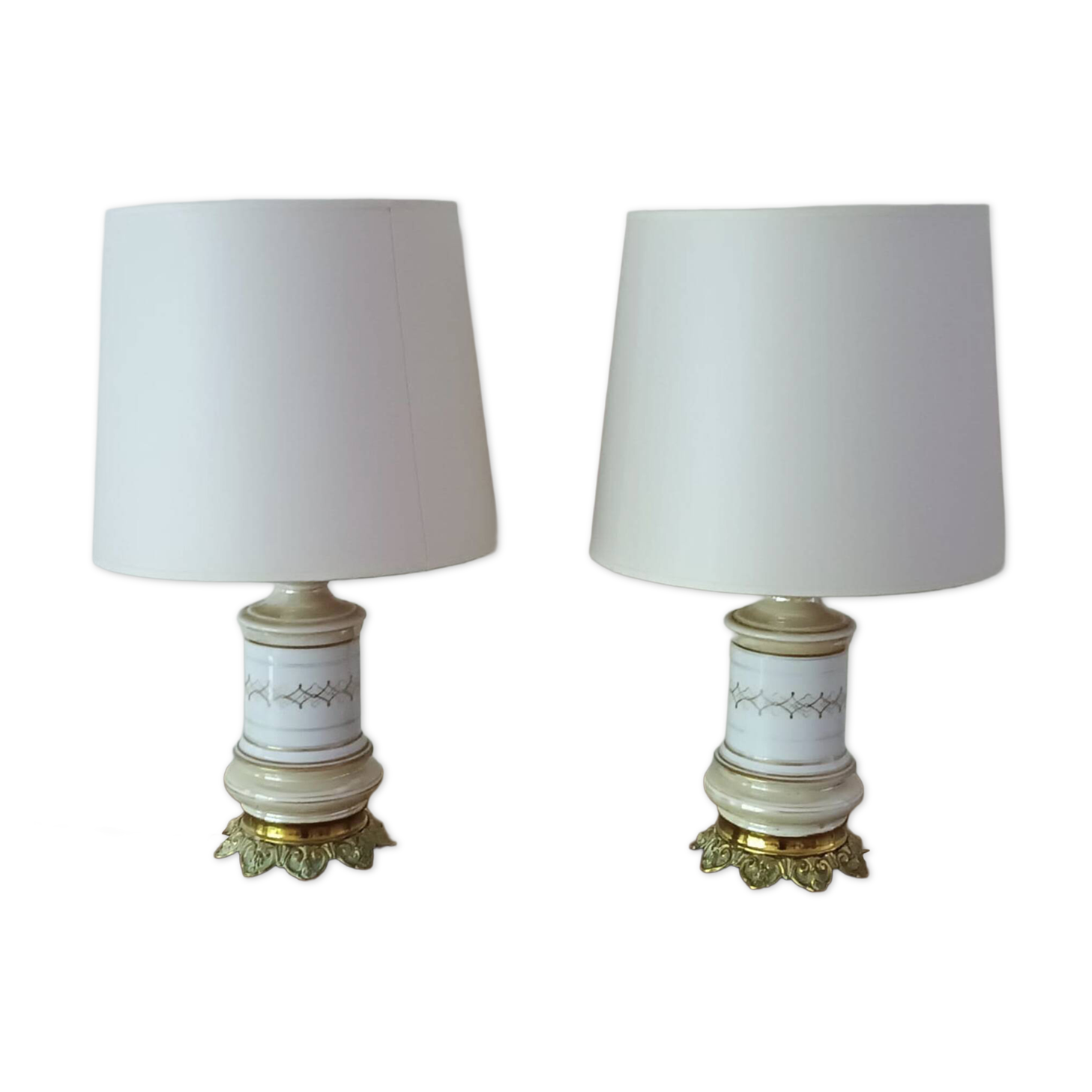 Lot including 2 oil lamps from the 19th century, equipped with their electric wire.