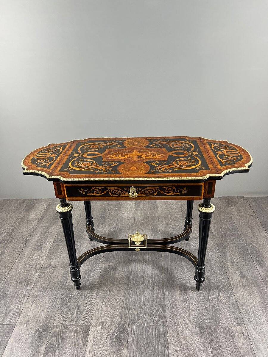 Writing table in Napoléon III style with marquetry and gilded bronzes, 19th century.