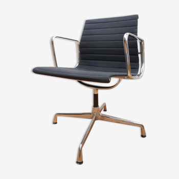 Fauteuil Eames EA108, Édition Vitra