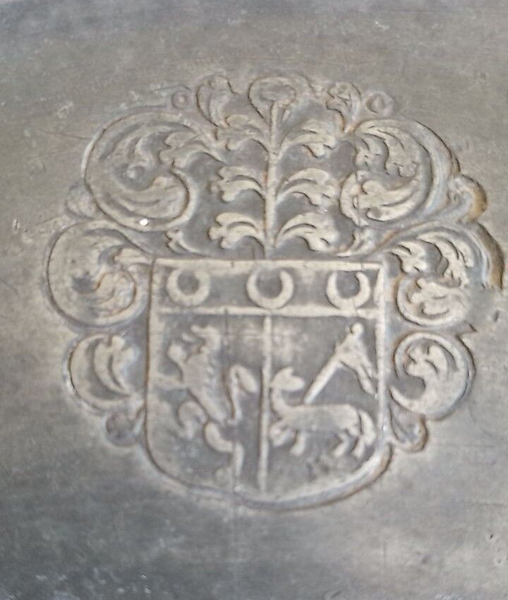 Dish called "à la cardinal" in 18th century pewter - 37.5 cm with coat of arms