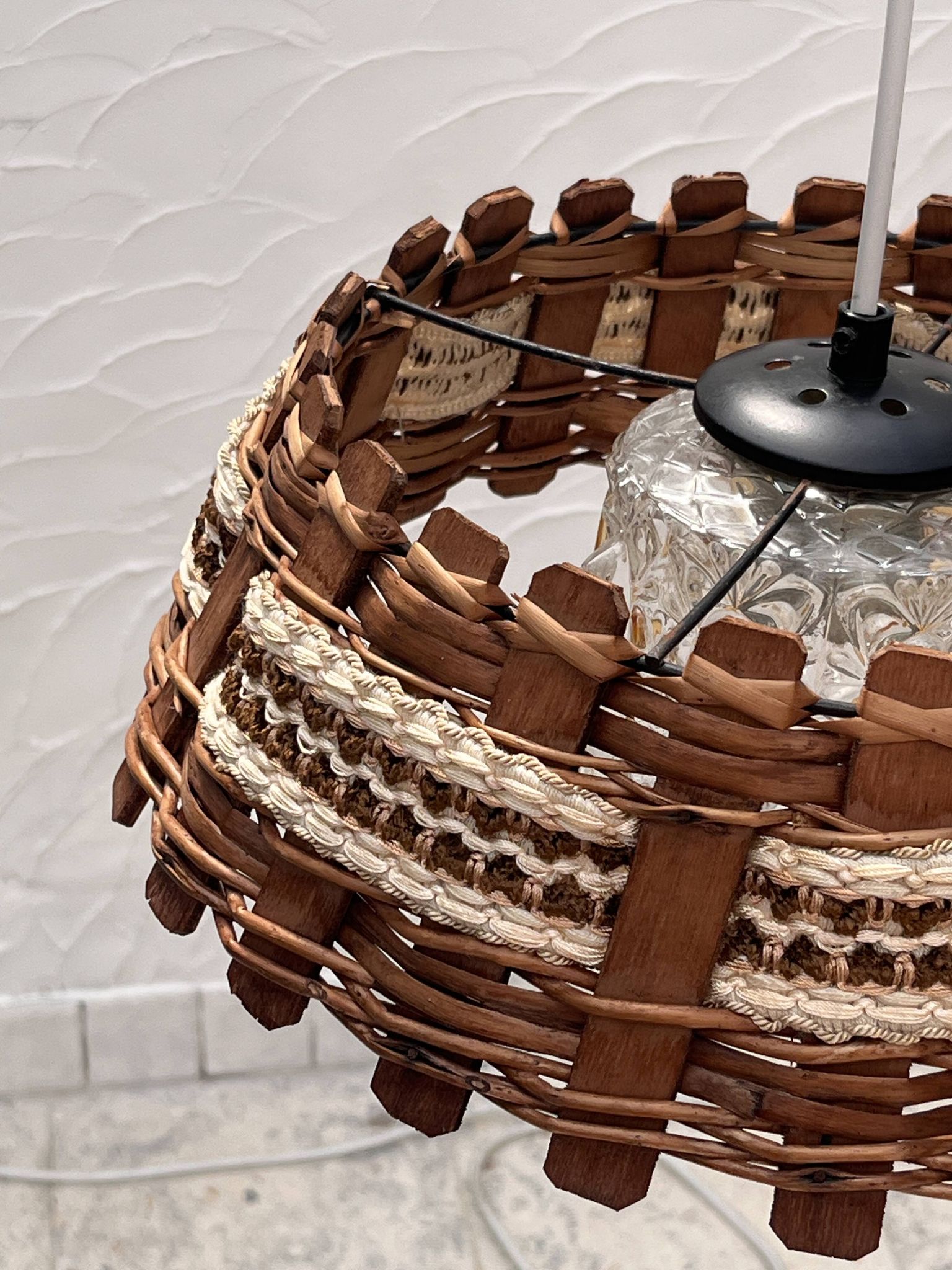 Suspension en bois et osier