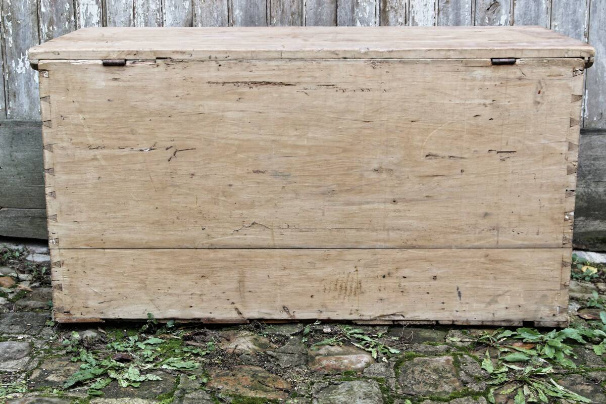 Old wooden chest, dovetail assembly