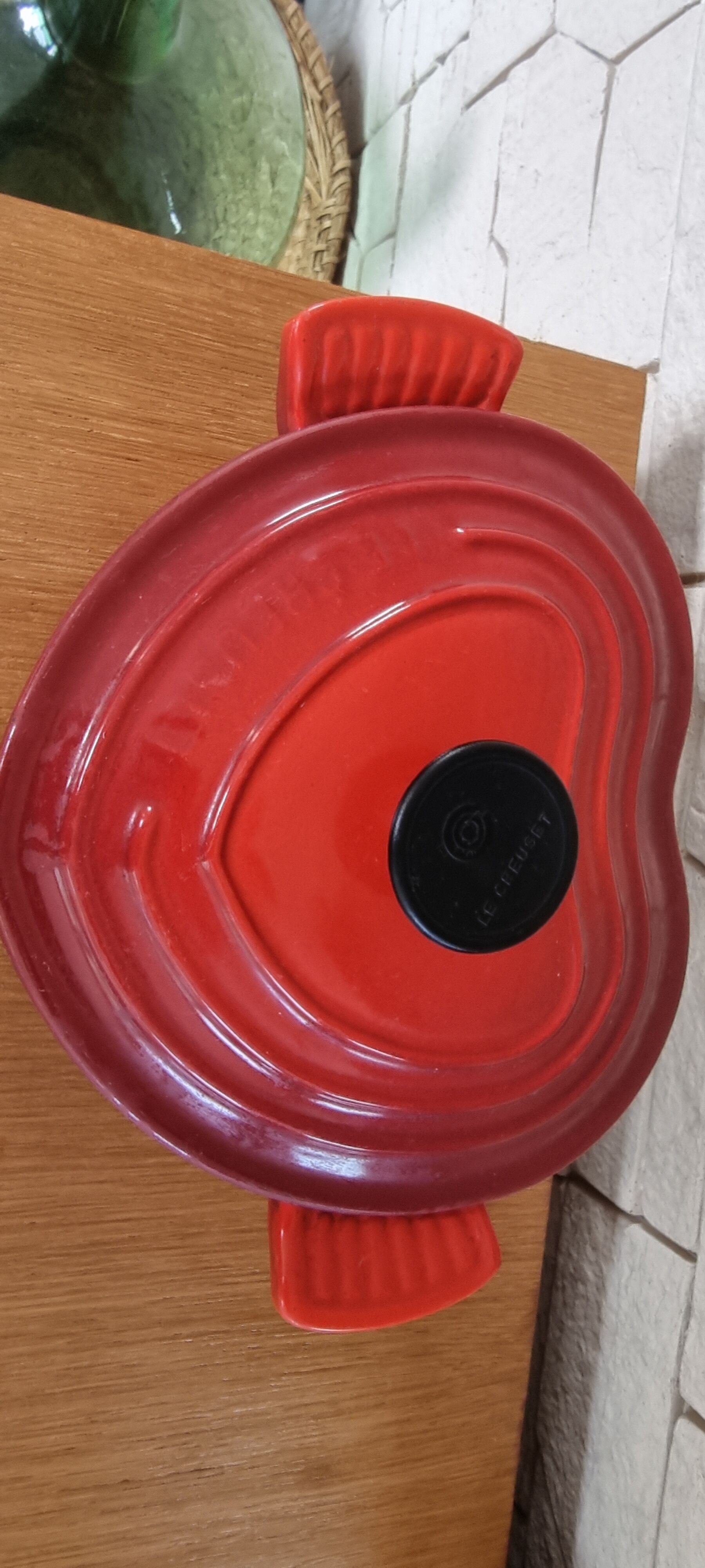 Cocotte Le Creuset . Heart cast iron cherry color.