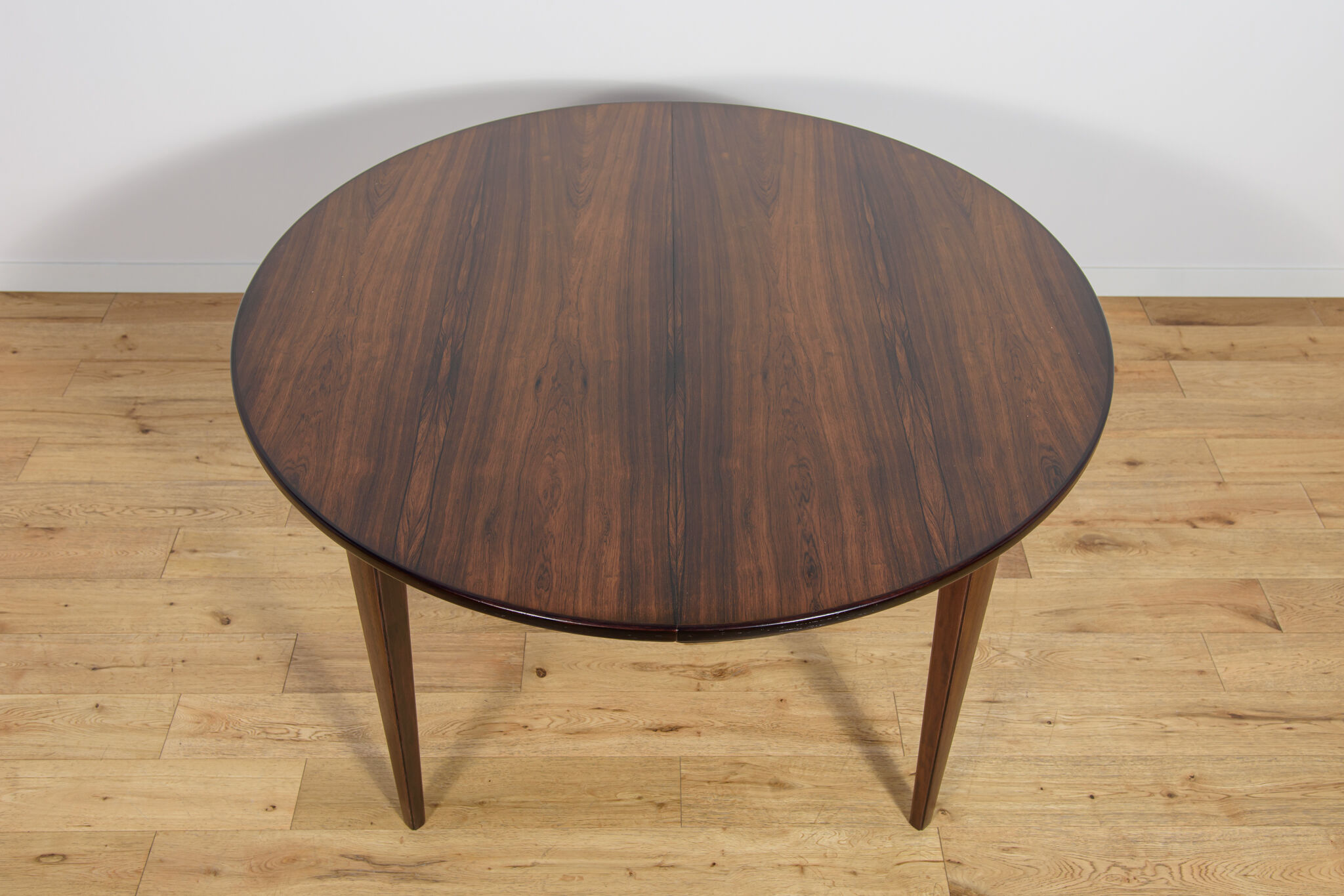 Table à manger ronde en palissandre de style mid-century moderne modèle 55 par Gunni Omann pour Omann Jun, Danemark, années 1960.