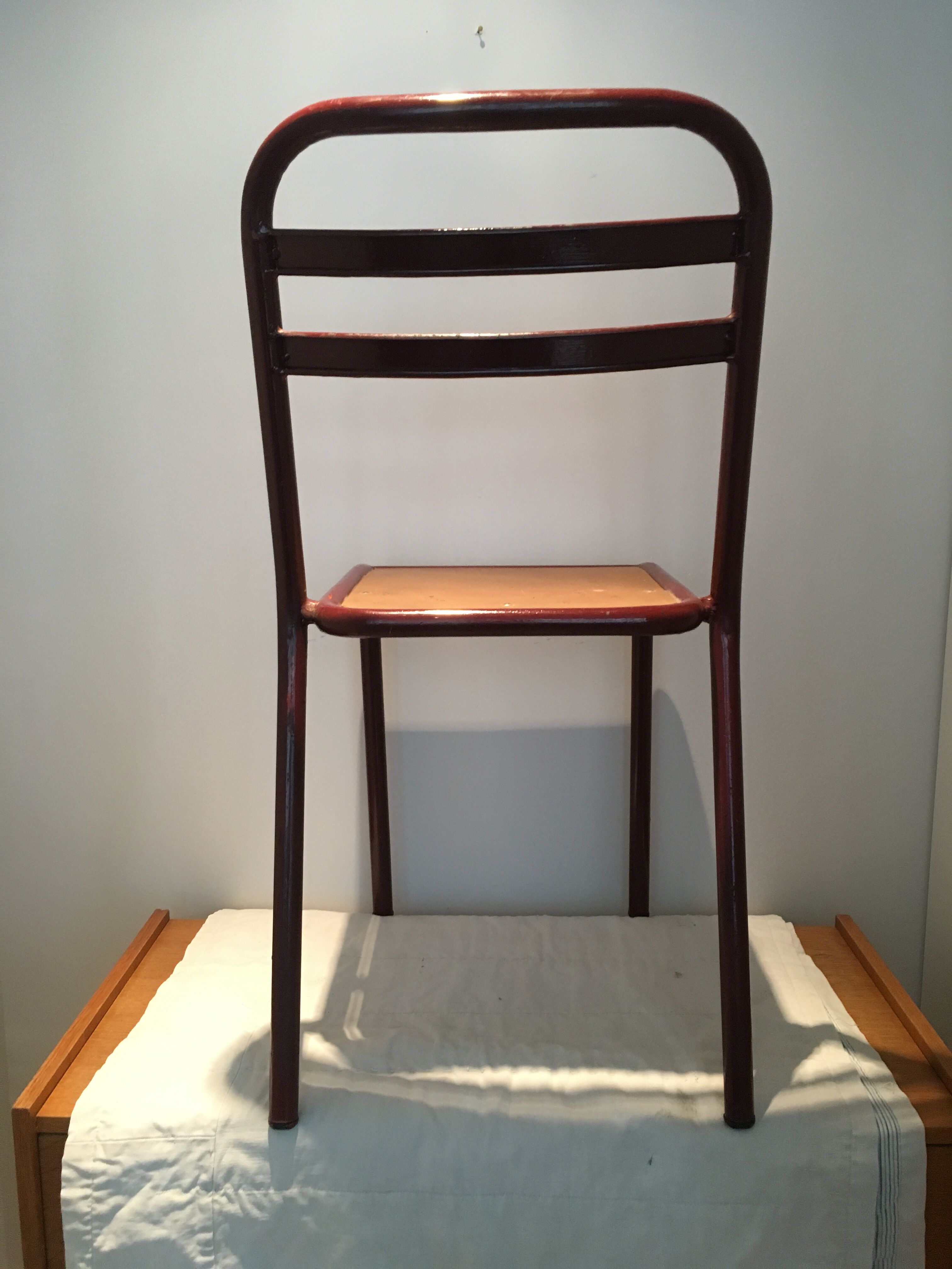 Chaise en bois et métal bordeaux