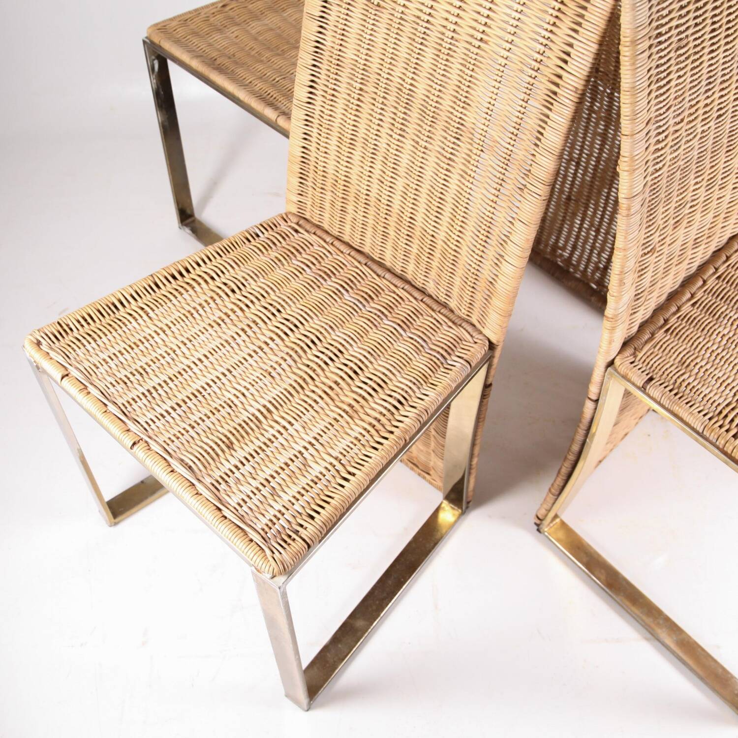 Suite de 4 chaises vintage en métal doré et osier