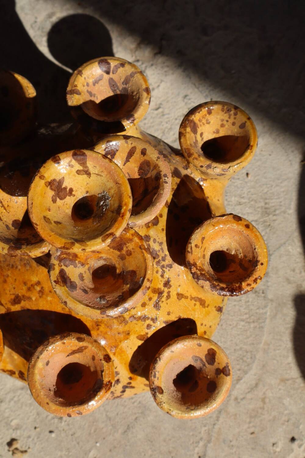 Vase sculpture en tamegroute jaune tachetée emaillée abstraite