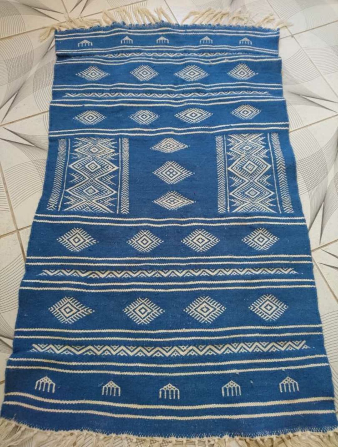 Tapis berbère bleu et blanc 110 x 66 cm