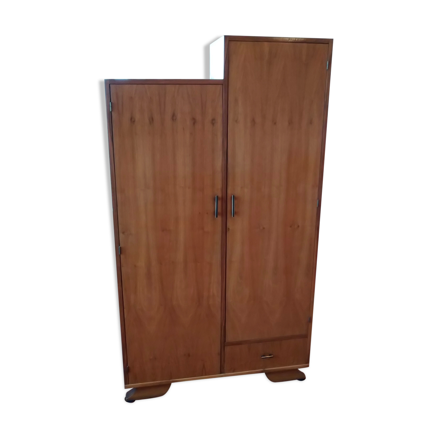 Asymmetrical cabinet