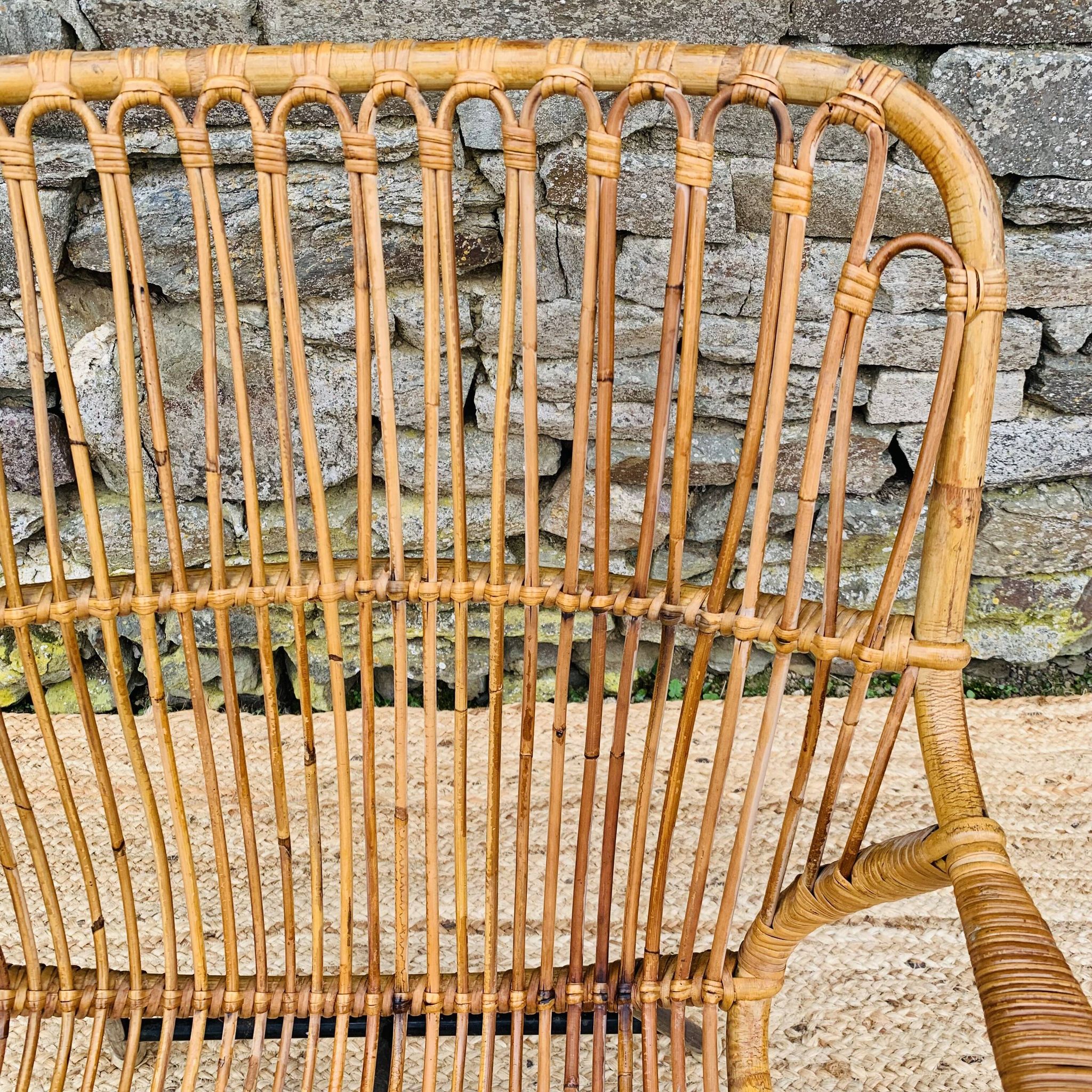 Fauteuil en rotin et piétement en métal noir 1960