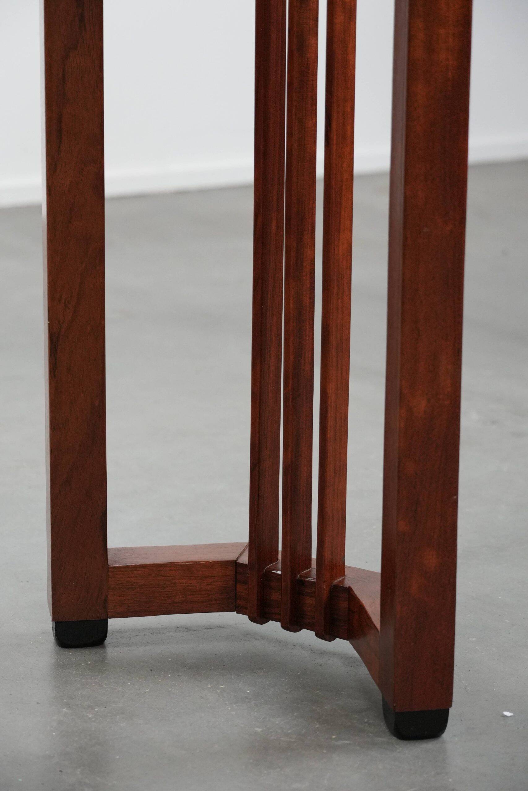 Beautiful Art Deco design side table in good condition