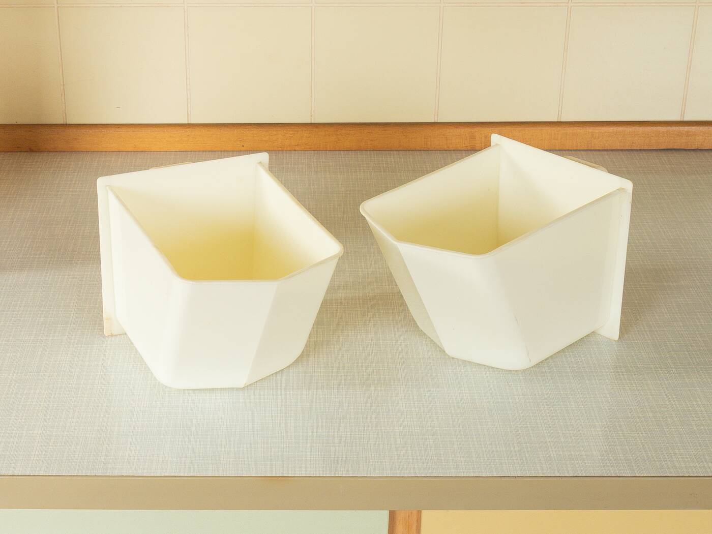 Enchanting two-piece kitchen cabinet from the 1950s in typical pastel colours