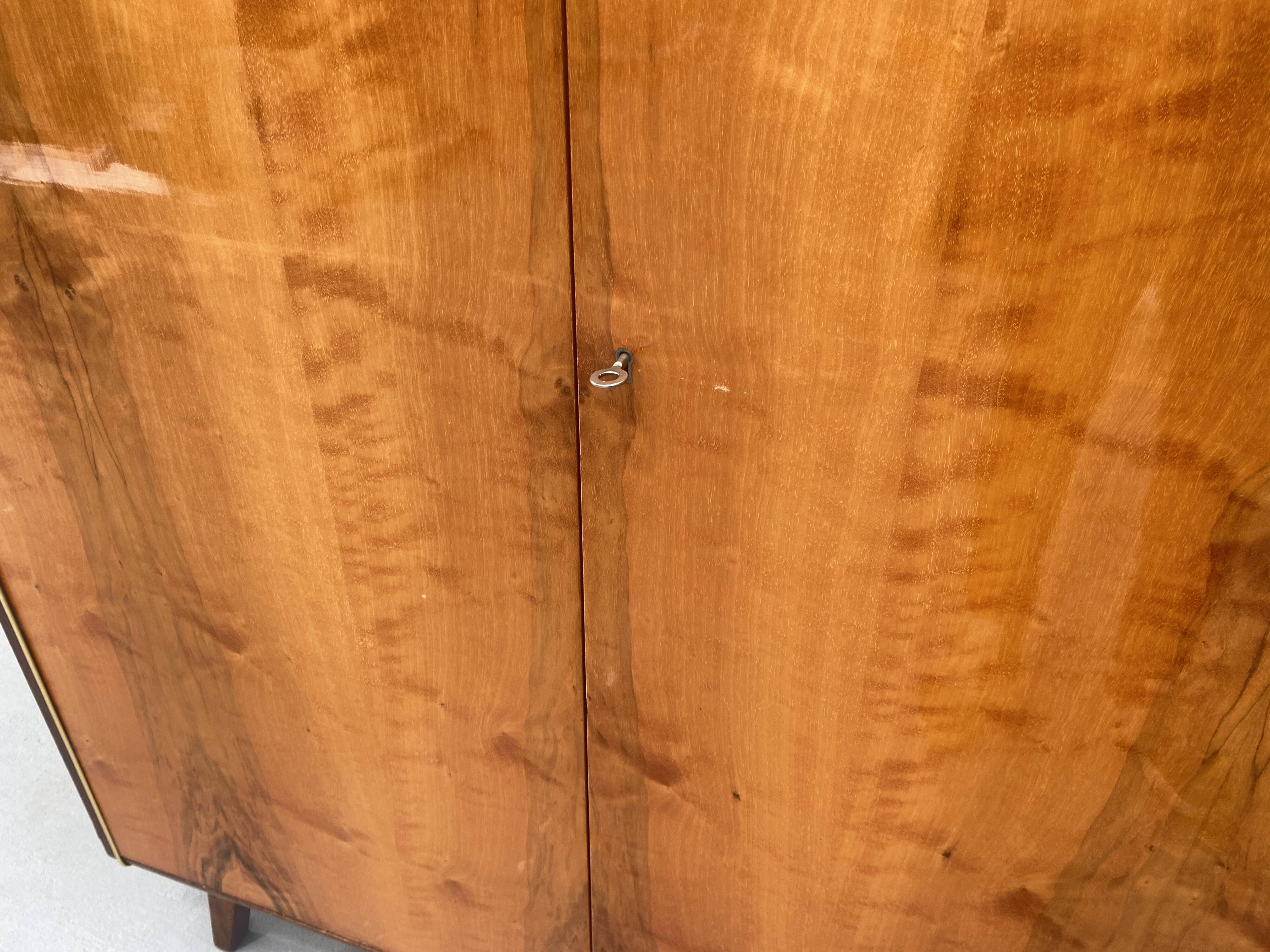 Armoire en noyer de Jitona, années 1970, Tchécoslovaquie