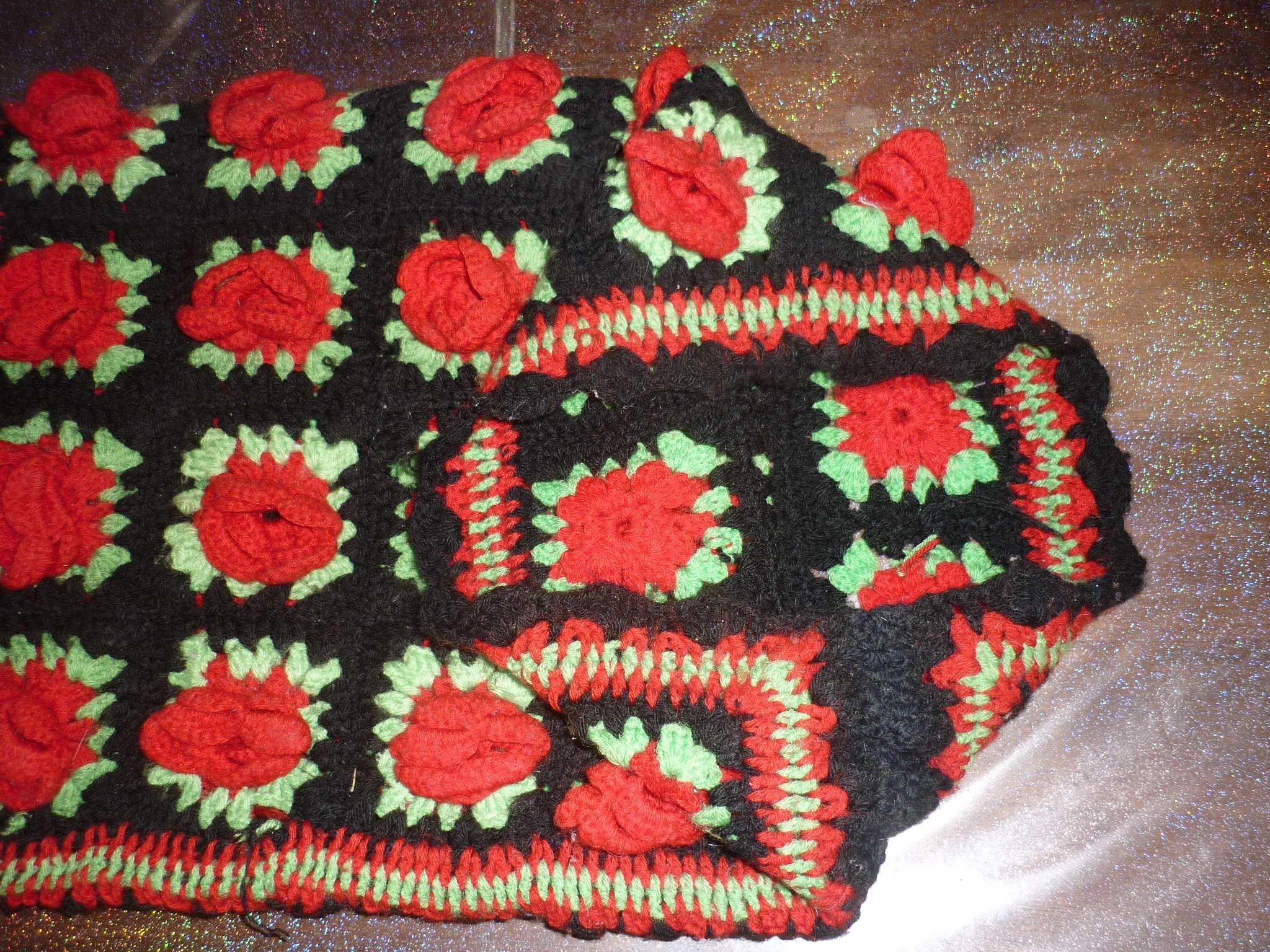 Housse de coussin crochet noir vert et rouge 35X50