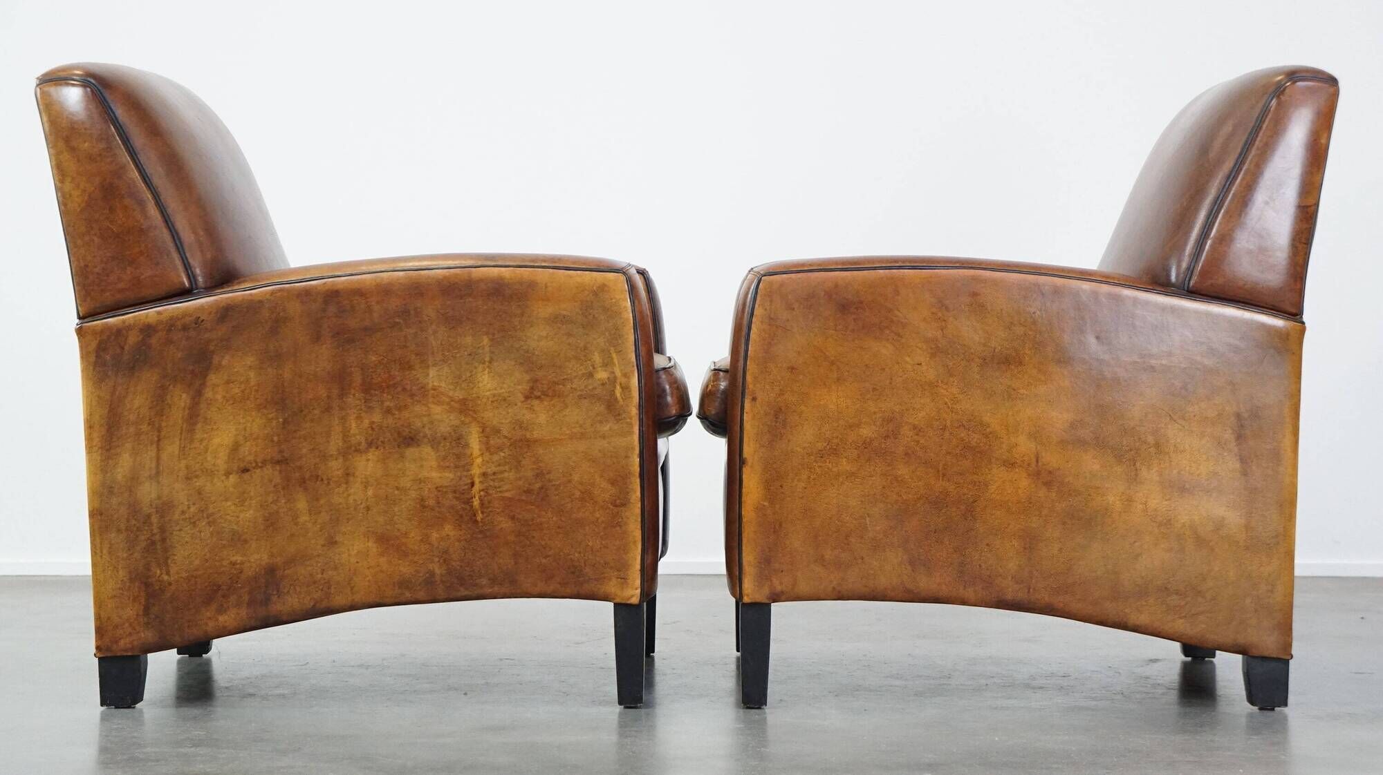 Set of 2 characterful, comfortable armchairs made of sheepskin leather with a sleek Art Deco design