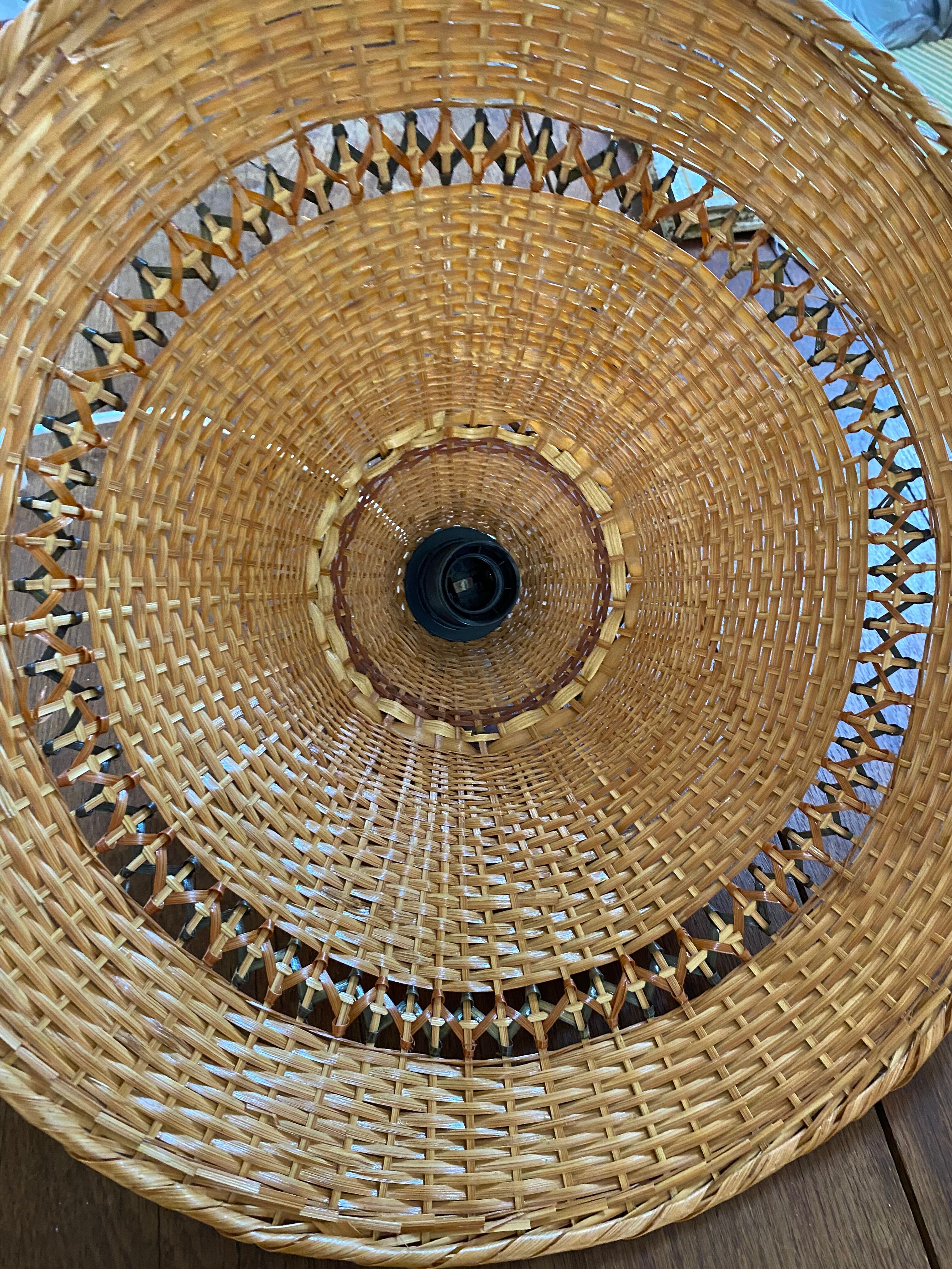 Vintage suspension in woven wicker