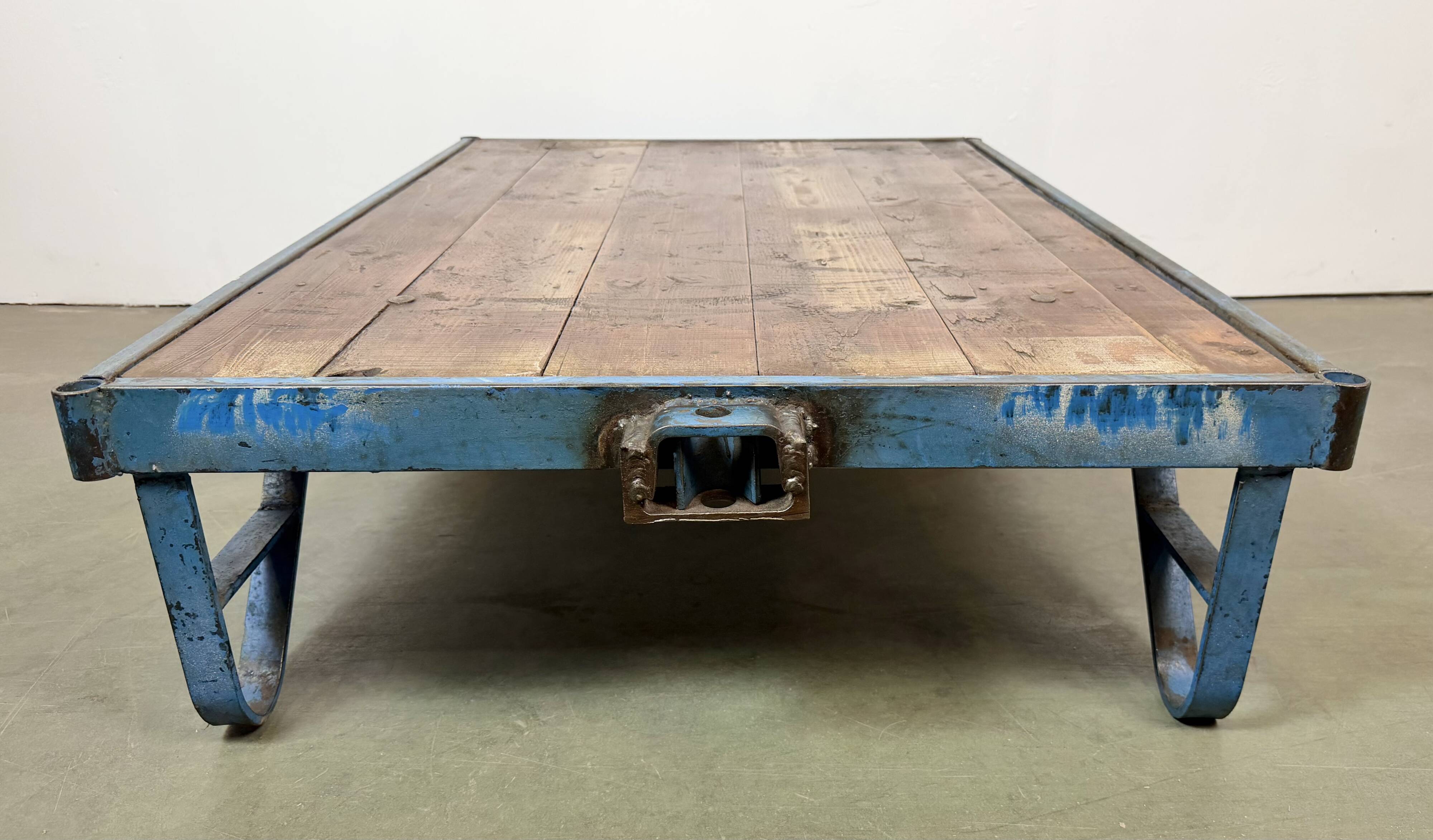 Table basse industrielle bleue, années 1960