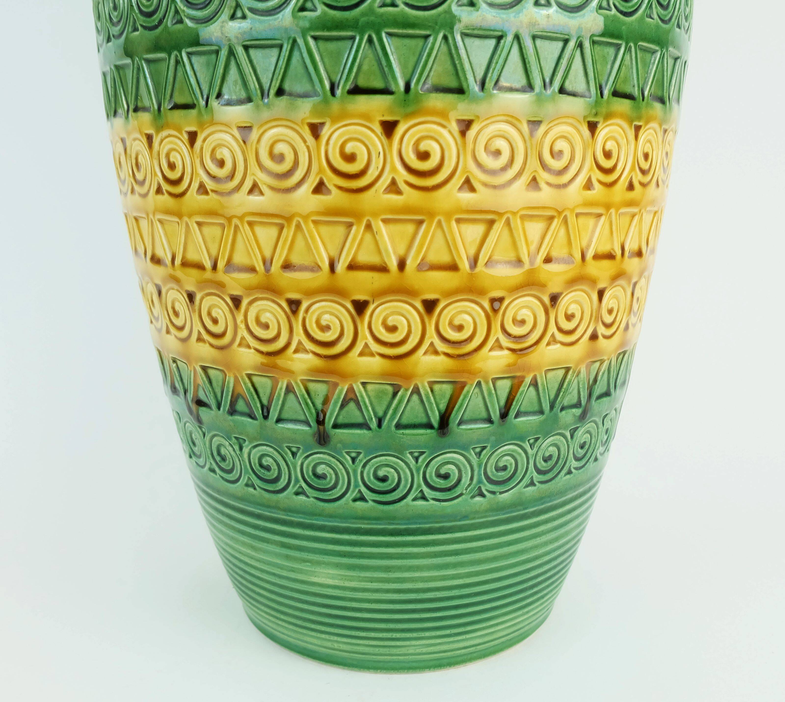 Vase de sol en céramique verte ocre à motif en relief des années 1960, modèle l1142-50