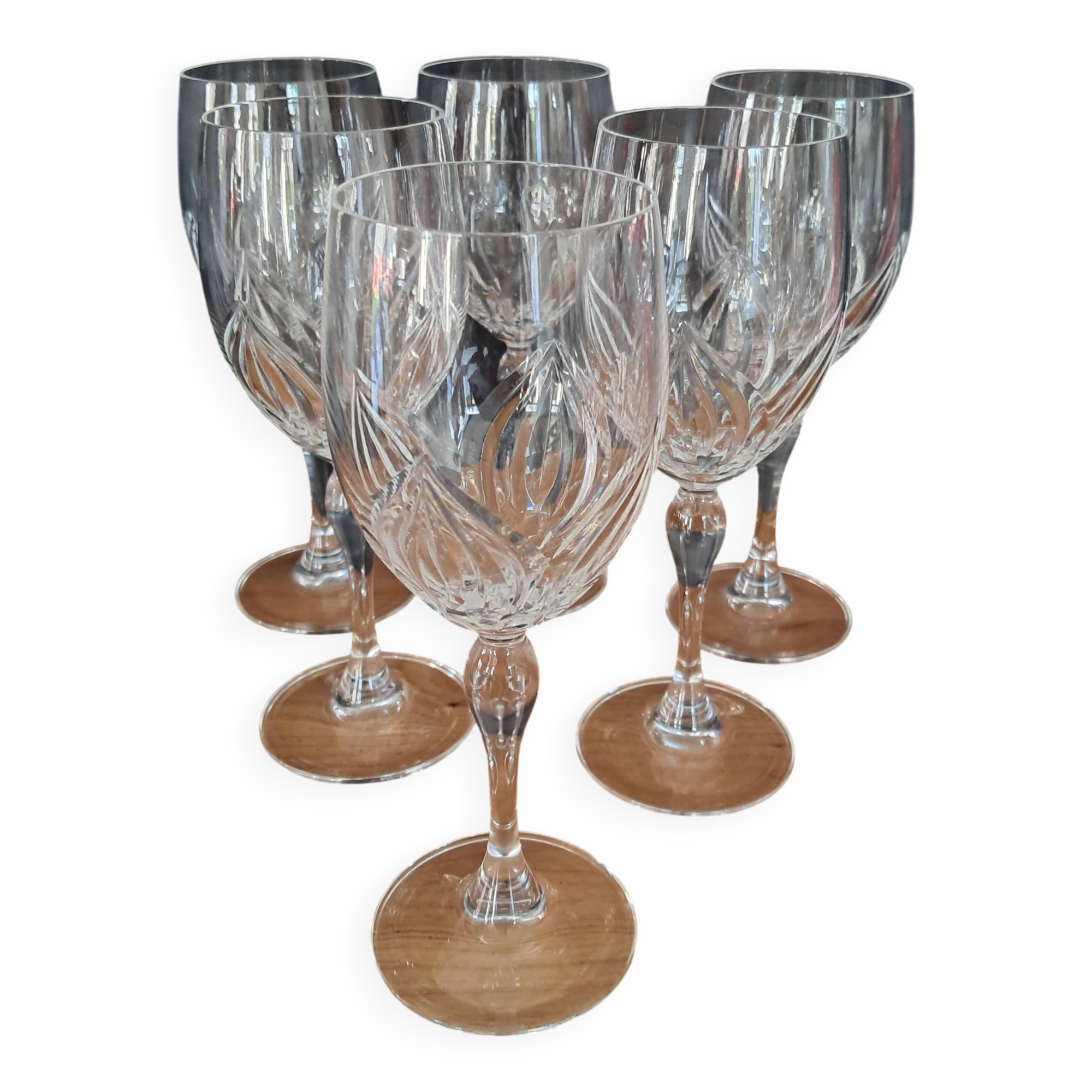 Crystal wine glasses with petal decoration