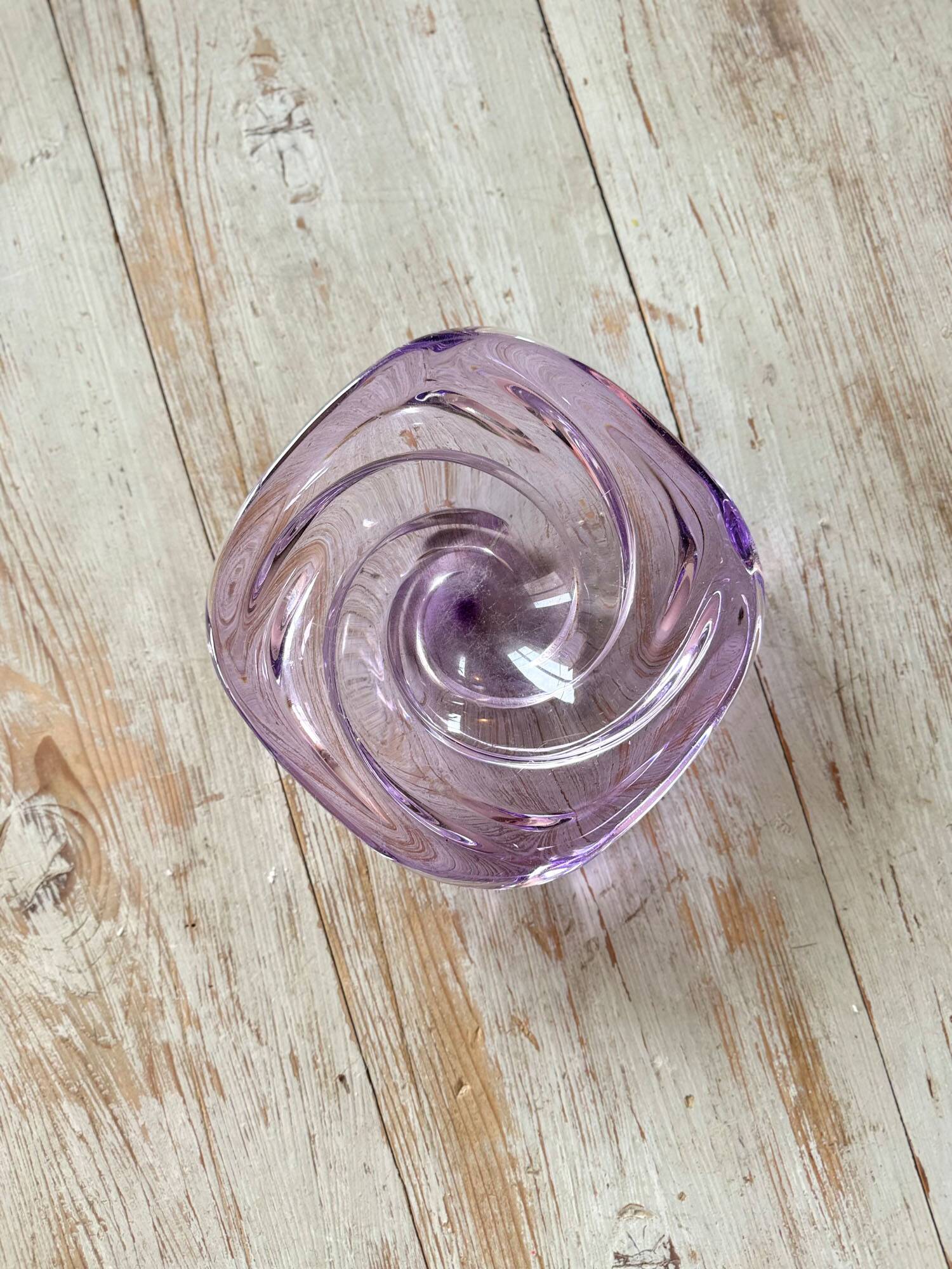 Cendrier en verre violet