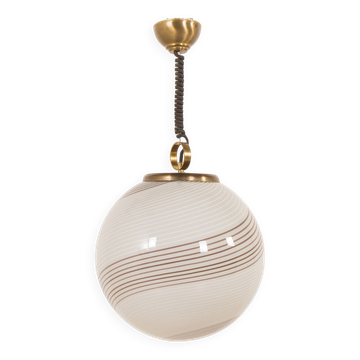 Suspension globe rayée en verre de Murano attribuée à La Murina, Italie, années 1970.