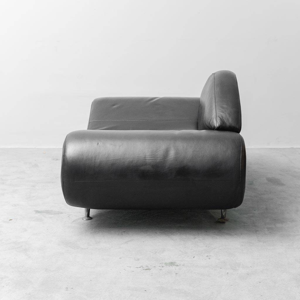 Vintage modern design armchair in black leather – 1990s lounge chair