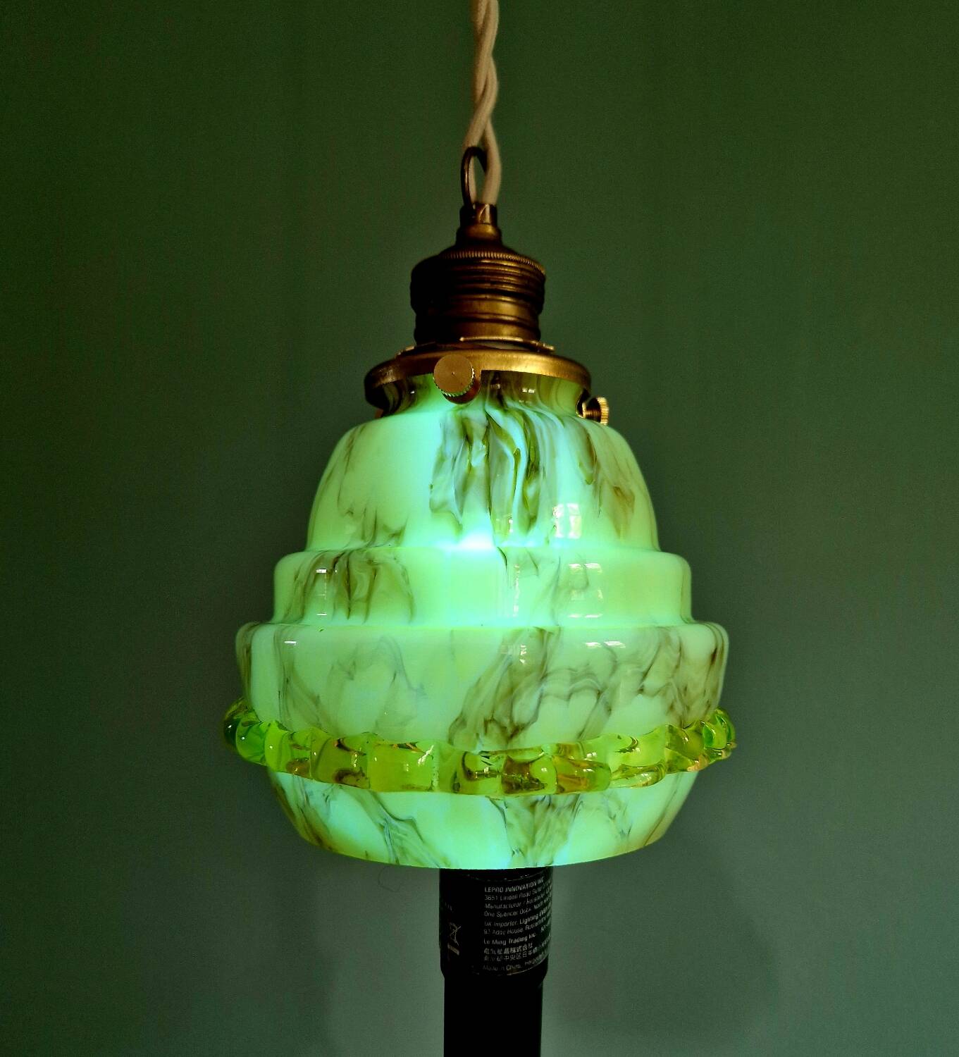 Duo de suspensions Art Déco en opaline et ouraline, 1920-30