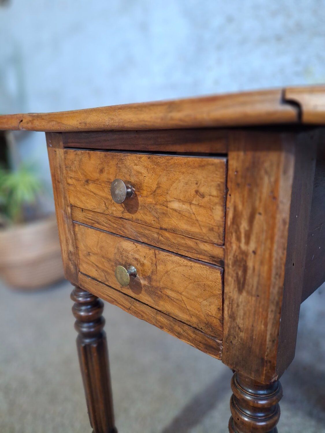 Table d'appoint travailleuse en noyer XIXe – Style Louis XVI