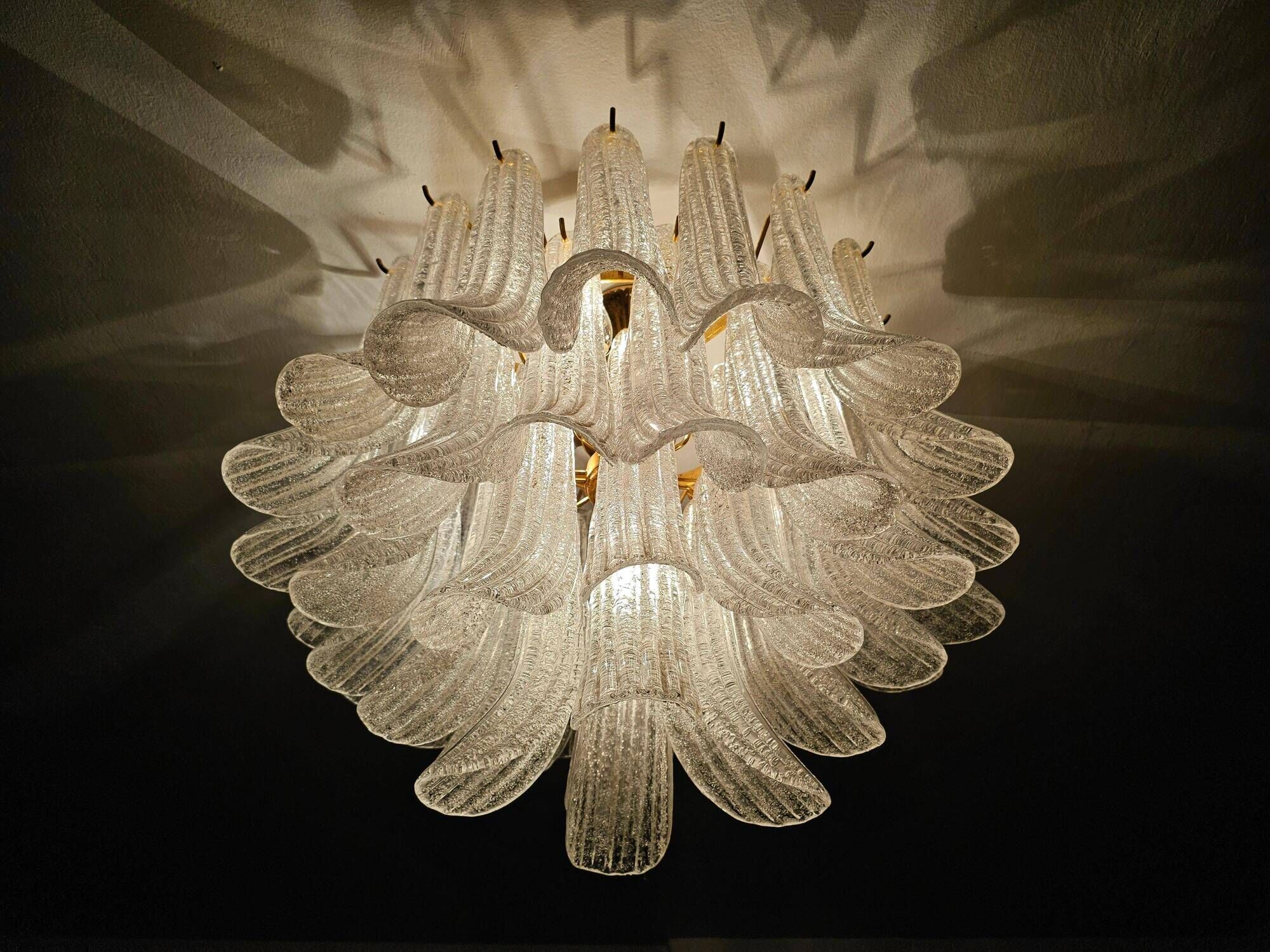Grand petal chandelier Hollywood Regency in Murano glass from 1960.