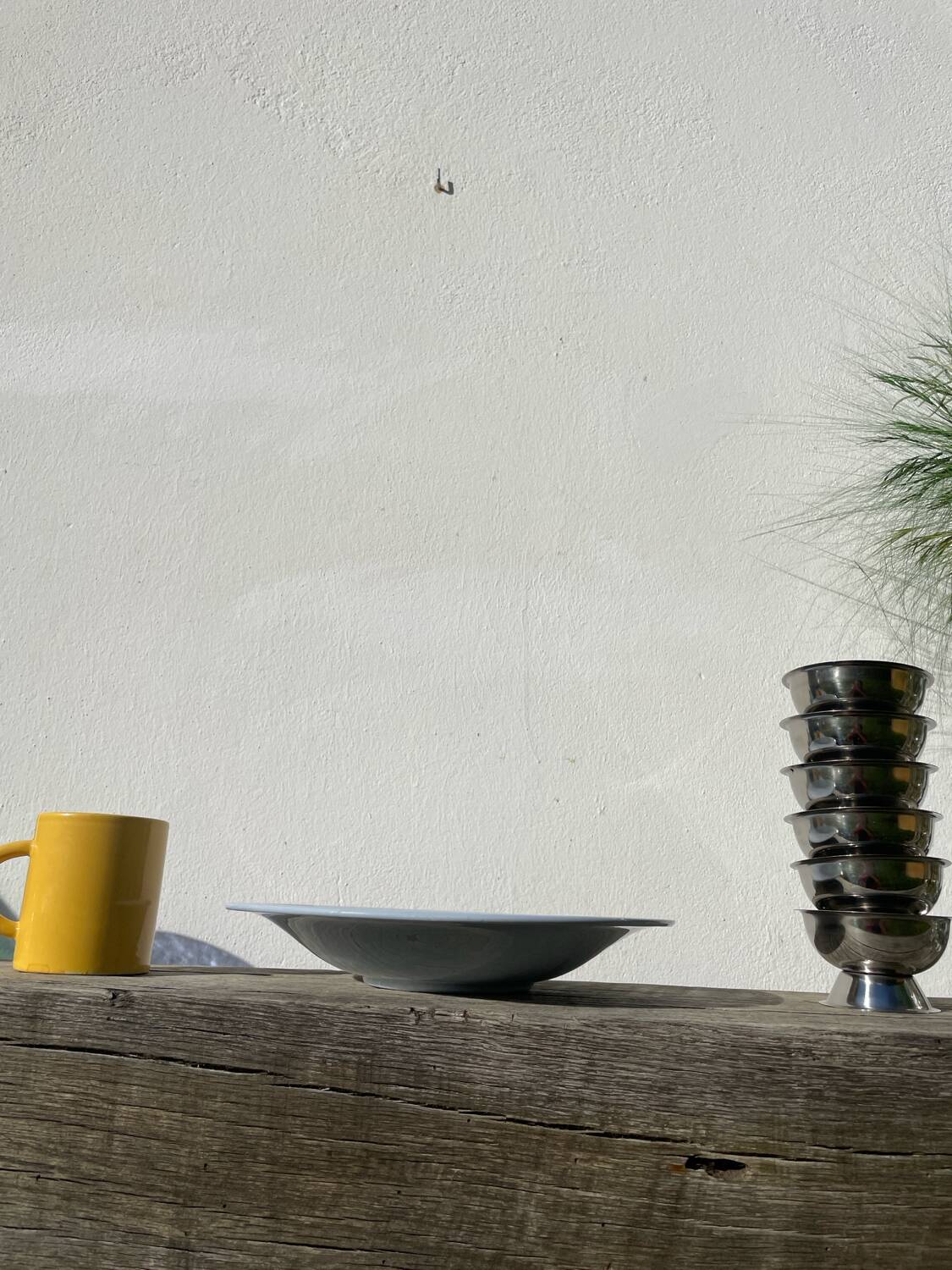 Round dish, sky blue ceramic wolf mill