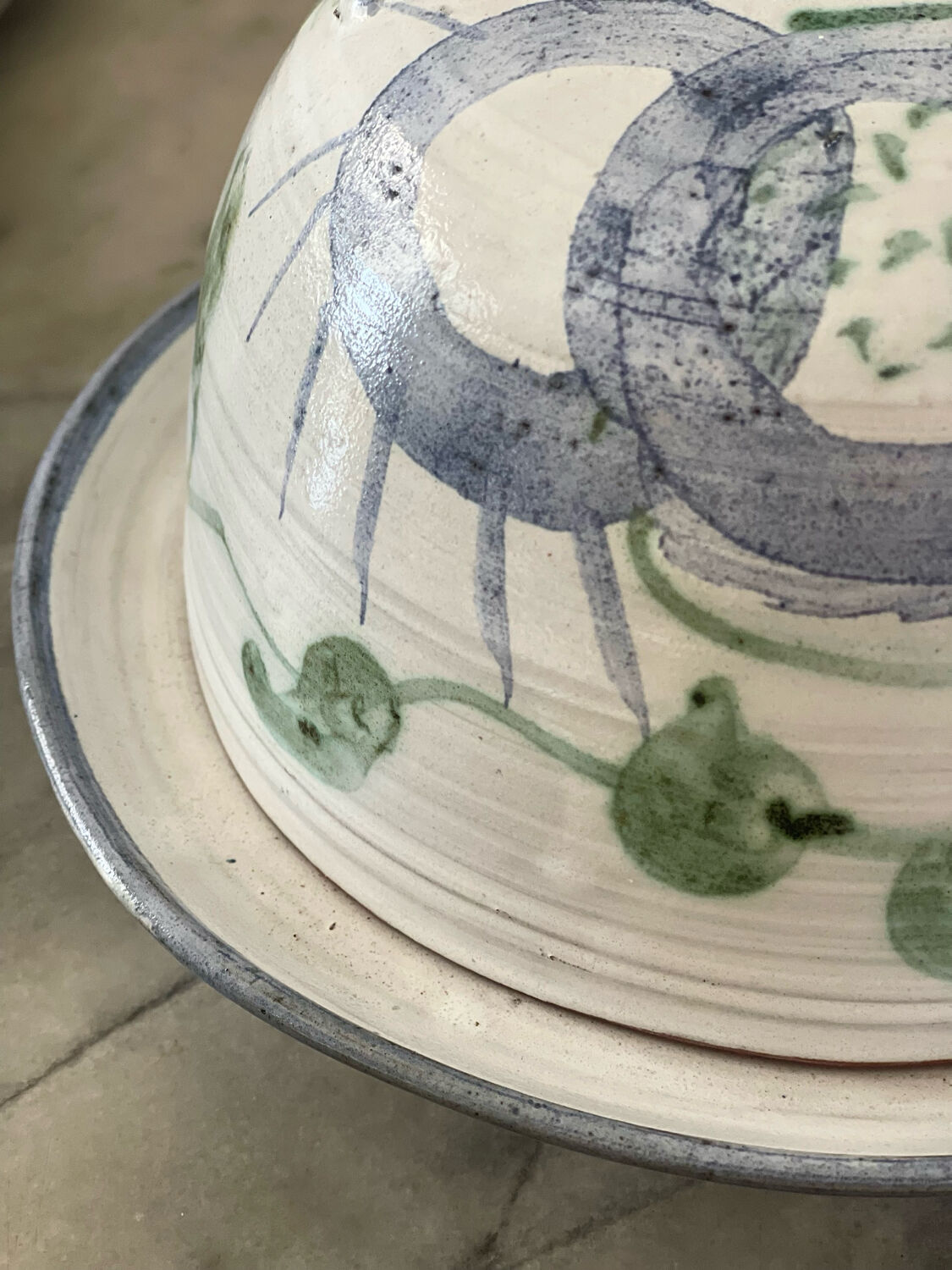 Cheese dome in stoneware.