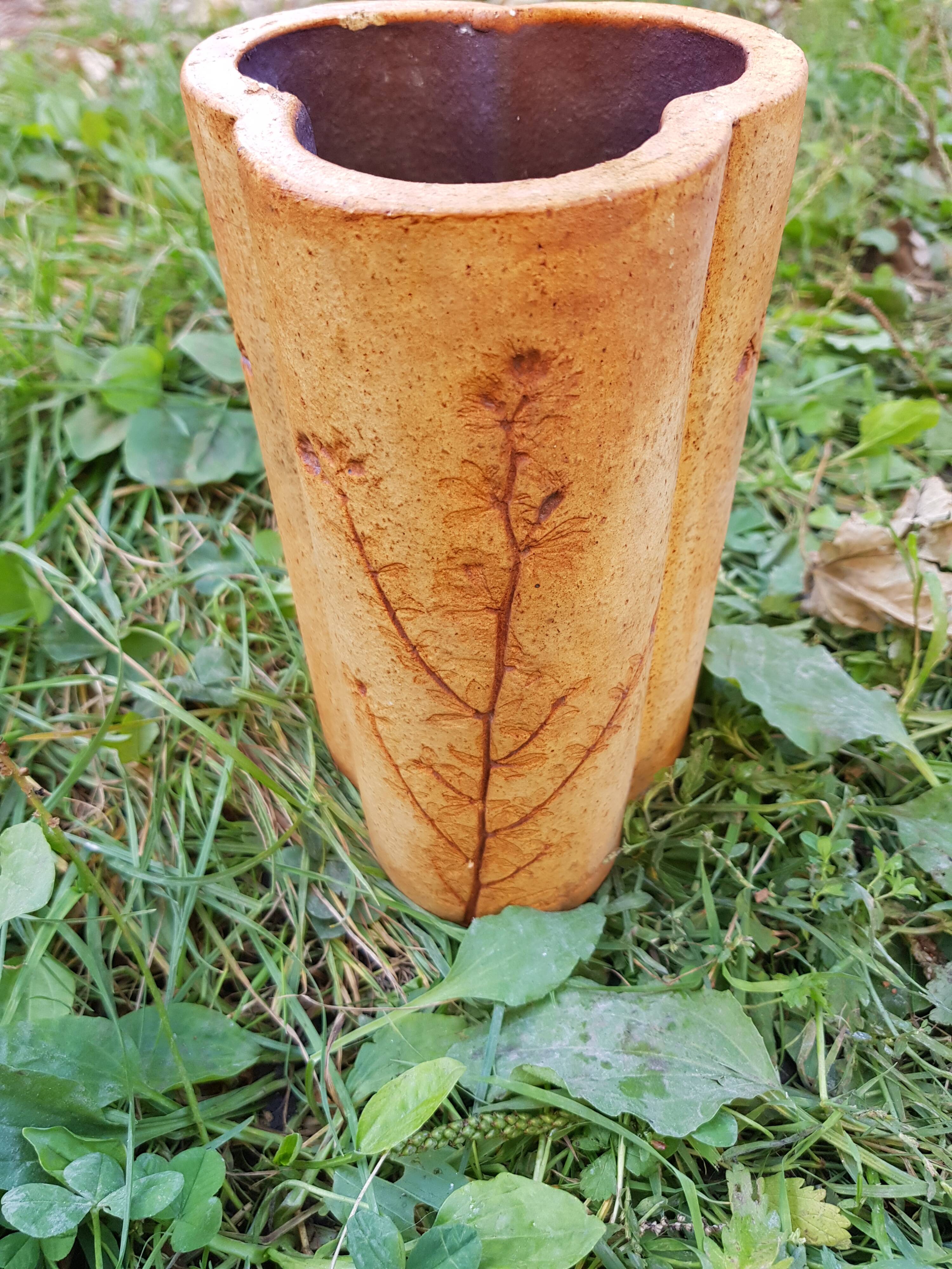 Trilobed vase herbarium motif, sandstone, signed Raymonde Leduc (Vallauris, 60s)