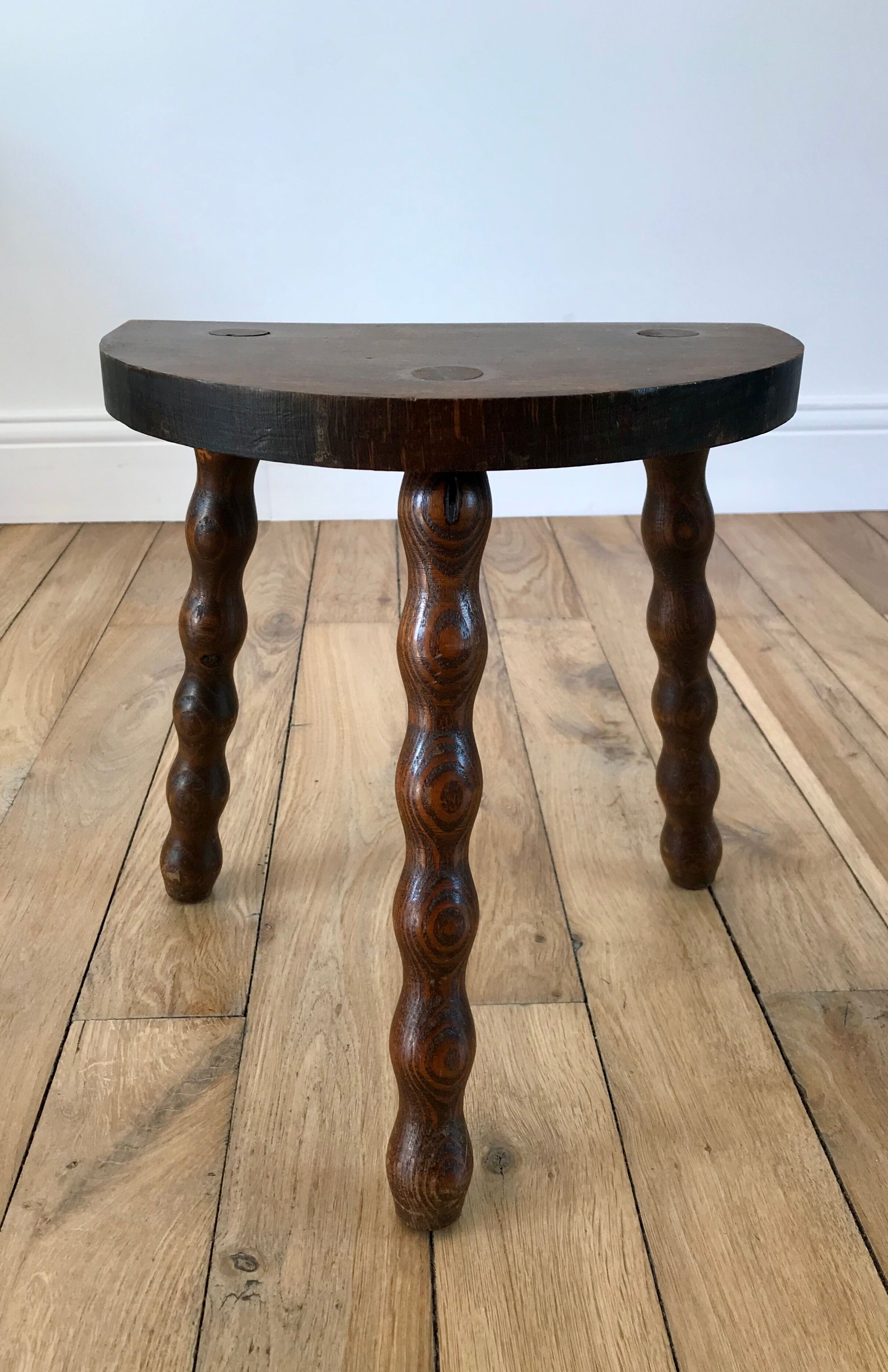 Tripod stool of cowherd in pearl wood 30s
