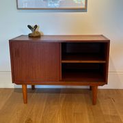 Petit buffet scandinave vintage en teck "Lauge"