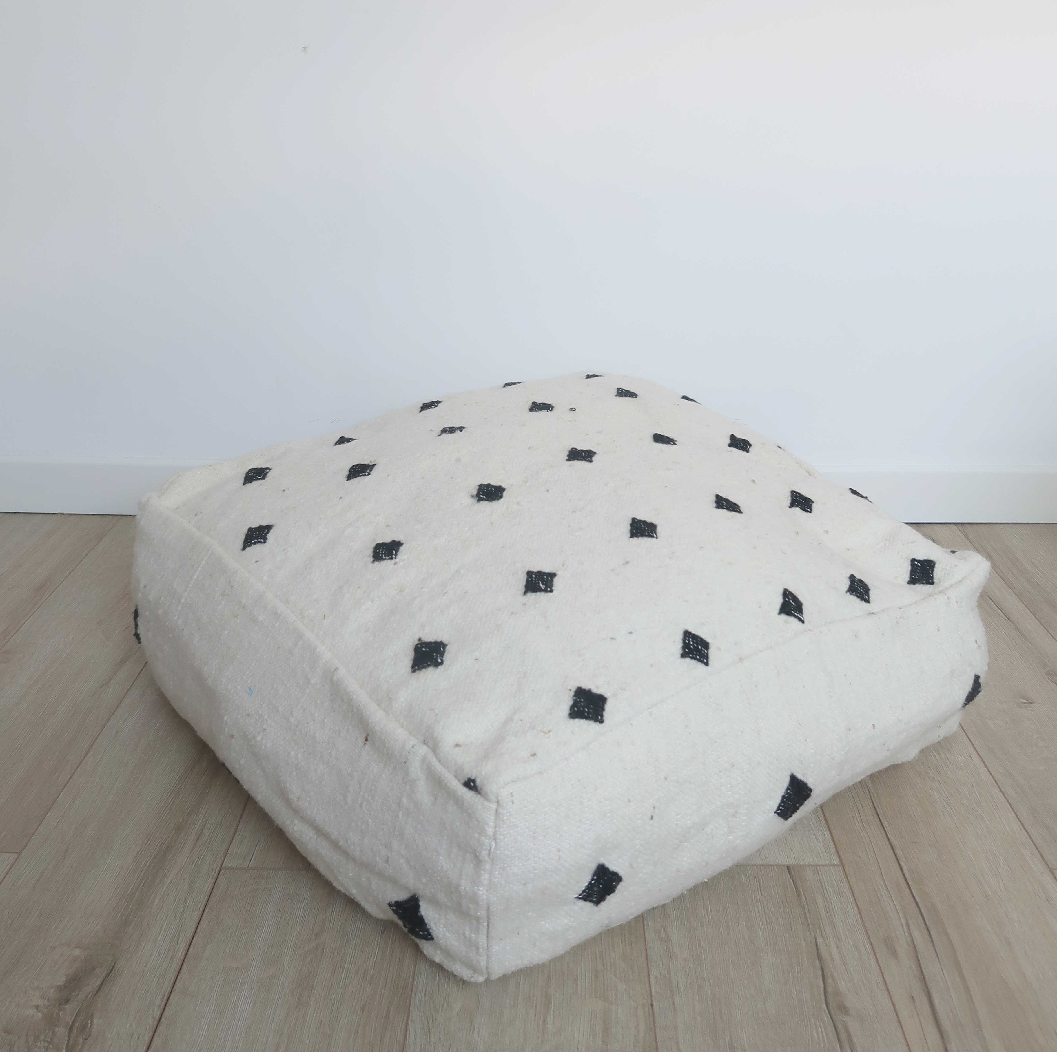 Berber pouf cover Béni Ouarain with black and white diamonds