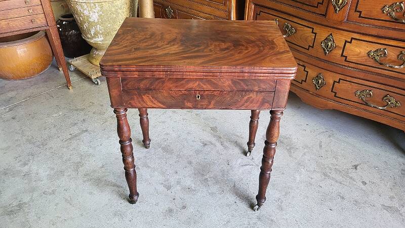 TABLE A JEUX EN ACAJOU ECRITOIRE BUREAU
