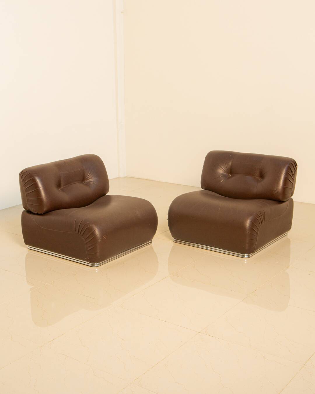 Pair of brown leather low chairs by Europoltrona 70's