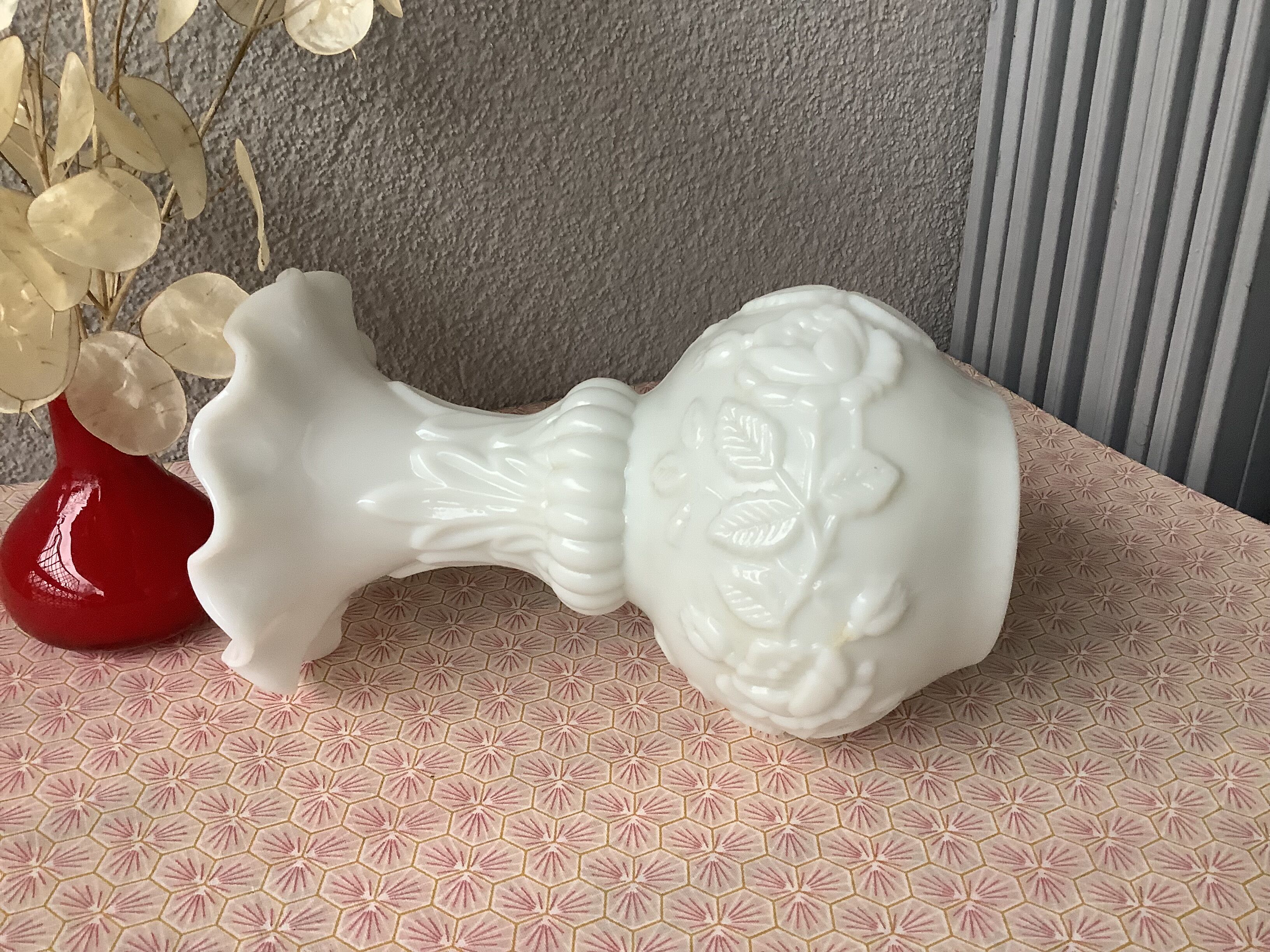 White opaline vase from Portieux Vallerysthal - French fair opaline