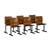 Ensemble de 6 chaises empilables industrielles par Niels Larsen, métal noir et chêne, années 1960
